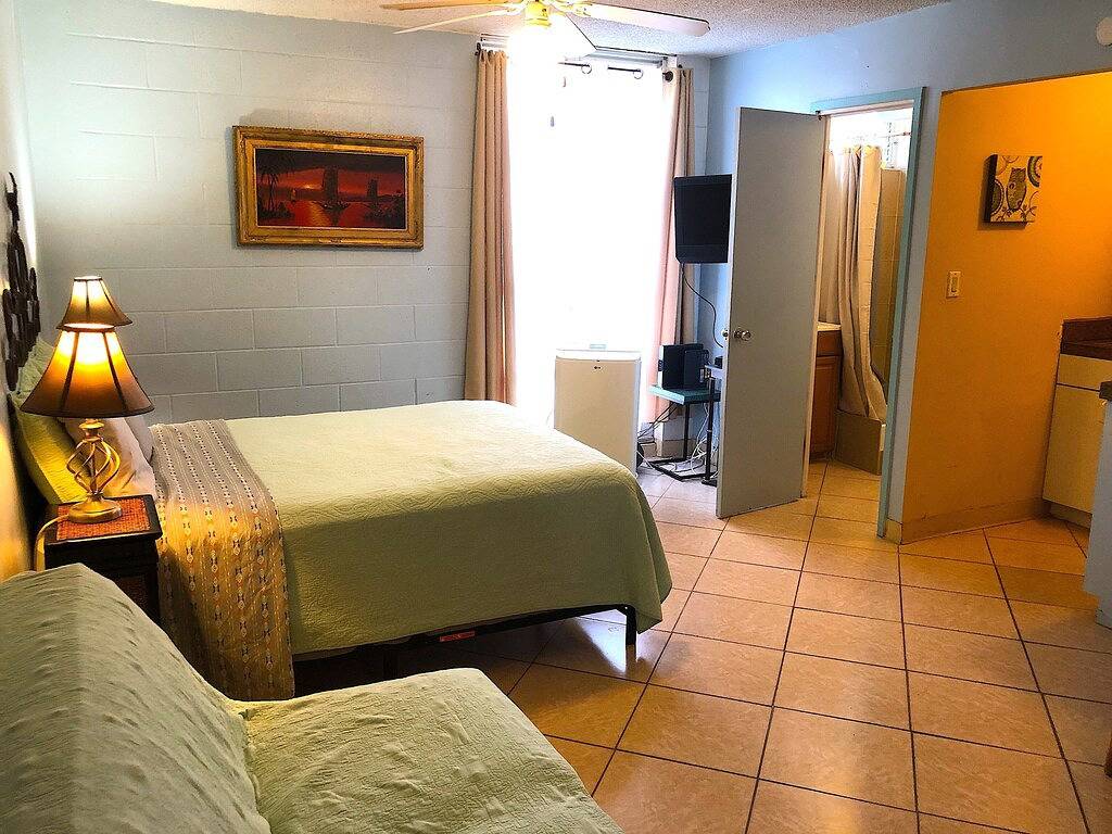 Ganze Wohnung, ~Waikiki~ Lowest Rates In Area ~ Studio ~ Fully Furn ~ Blocks to Beach ~ in Waikiki Beach, Honolulu