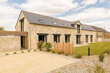 Gîte pour 15 personnes, avec jardin et jacuzzi dans Loireauxence