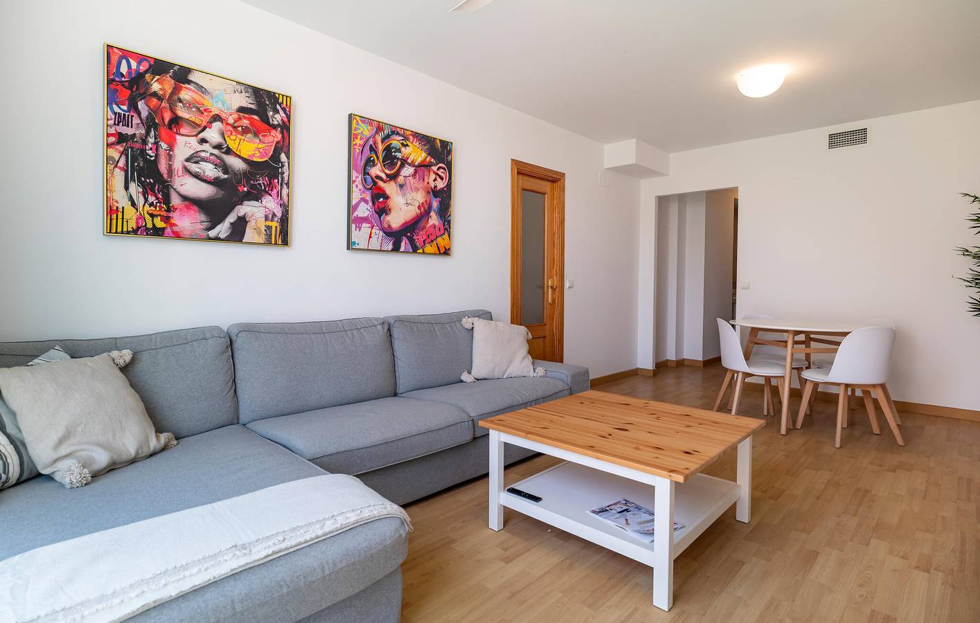 Entire holiday apartment, Modern Apartment with Terrace, WiFi & AC - Close to Beach & Town in Torremolinos Centre, Torremolinos