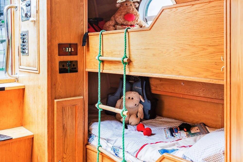 Luxury 4* Floating Houseboat in the heart of Edinburgh City Centre in Edinburgh, Edinburgh and Lothian