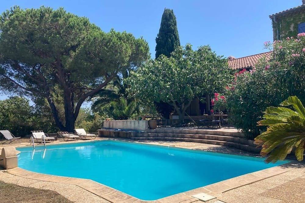 Grande villa avec piscine, à 1,5 km de la plage. 10 personnes. in Le Pradet, Côte méditerranéenne (France)