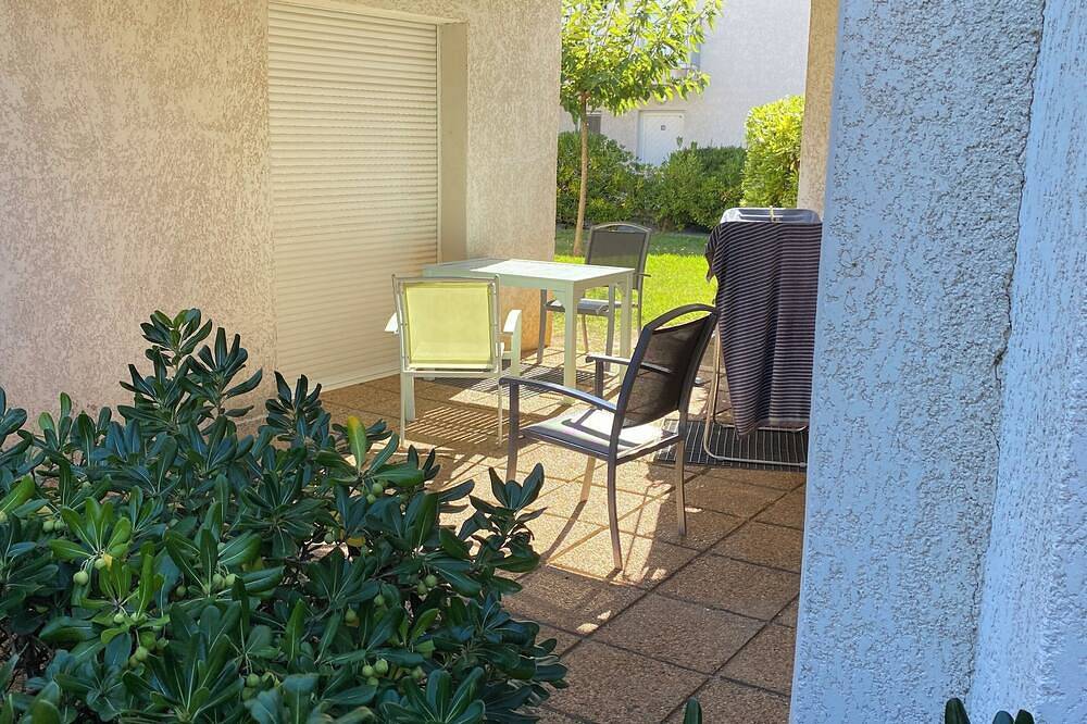 Appartamento intero, Beautiful apartment in residence, swimming pool, direct access to the sea, covered terrace, in Santa Lucia di Moriani, Corte e dintorni