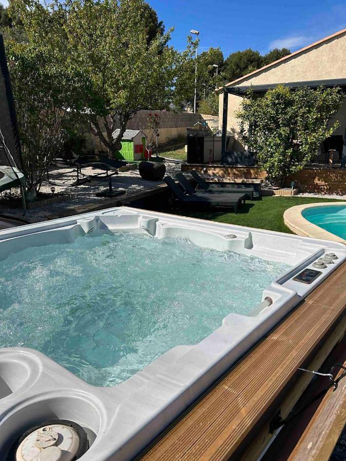 Location de vacances pour 6 personnes, avec piscine ainsi que jardin et jacuzzi à Villeveyrac - 3