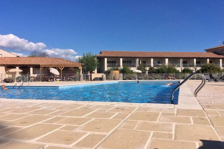 Appartement de vacances pour 4 personnes, avec piscine ainsi que terrasse et jardin