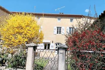 Location de vacances pour 9 personnes, animaux acceptés à Yronde-et-Buron