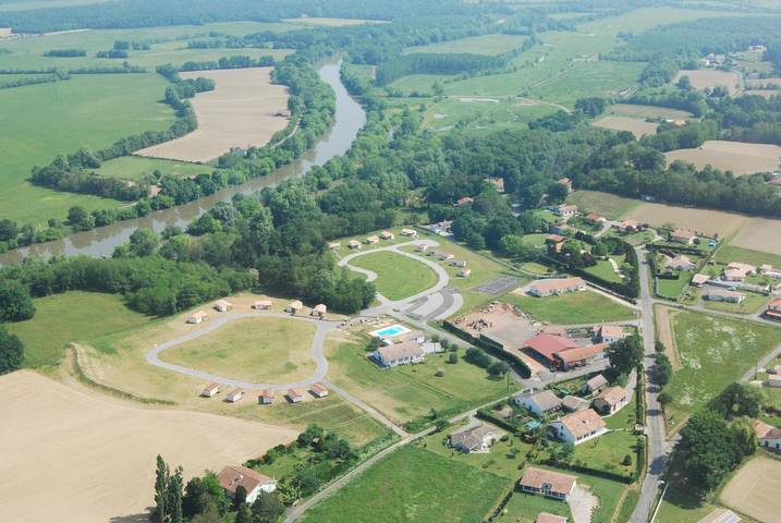 Gîte pour 4 personnes, avec jardin et piscine