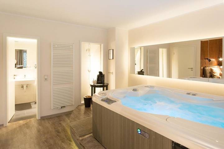 Ferienwohnung, mit Balkon und Whirlpool in Köln