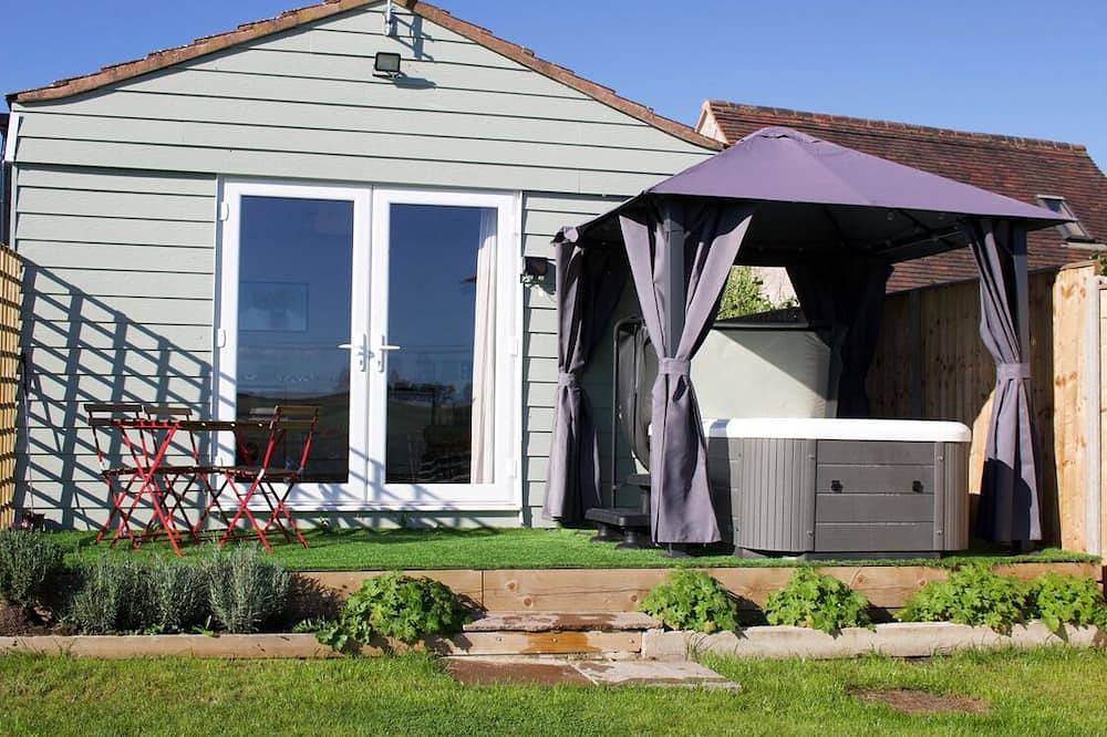 Tranquil Location with Exclusive Hot Tub -  1 bedroom  in Gloucestershire