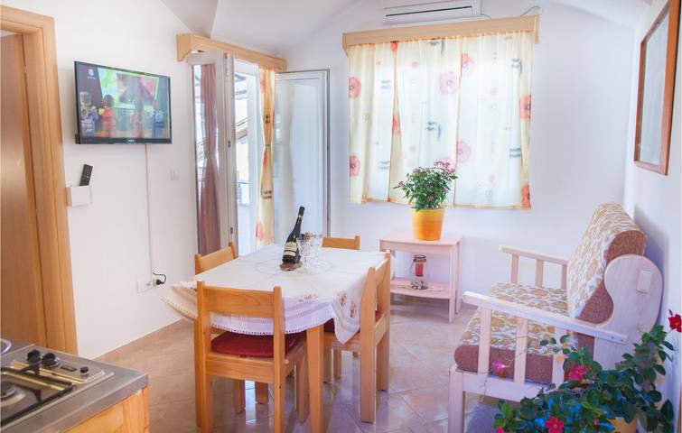 Ganze Ferienwohnung, Gemütliche Ferienwohnung mit Terrasse und WLAN, 2 km vom Strand entfernt in Srima, Šibenik-Knin