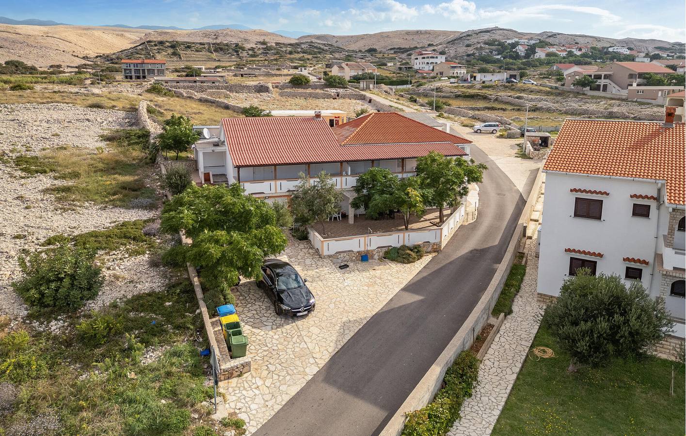 Appartement de vacances entier, Charmant appartement avec vue sur la mer, terrasse et barbecue, à 1,5 km de la plage in Kustići, Pag