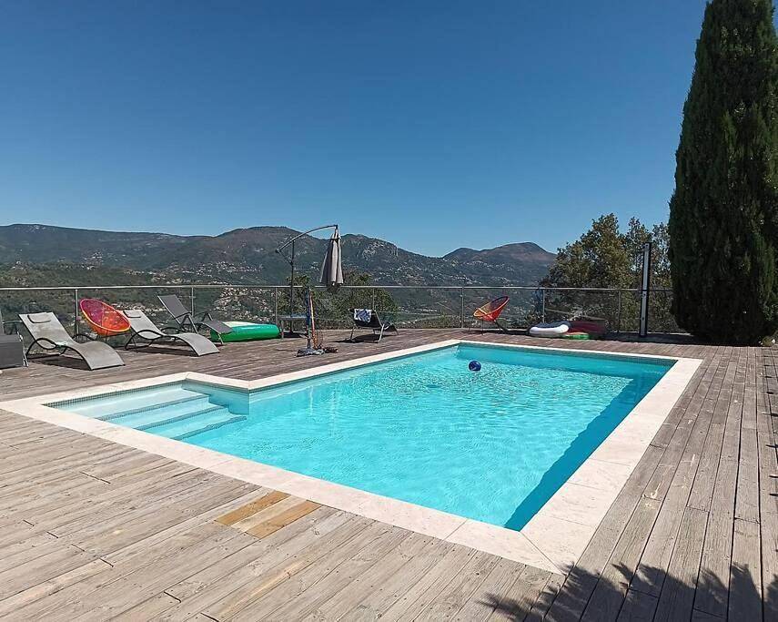 Appartement entier, Haut de villa avec piscine in Le Broc, Côte méditerranéenne (France)