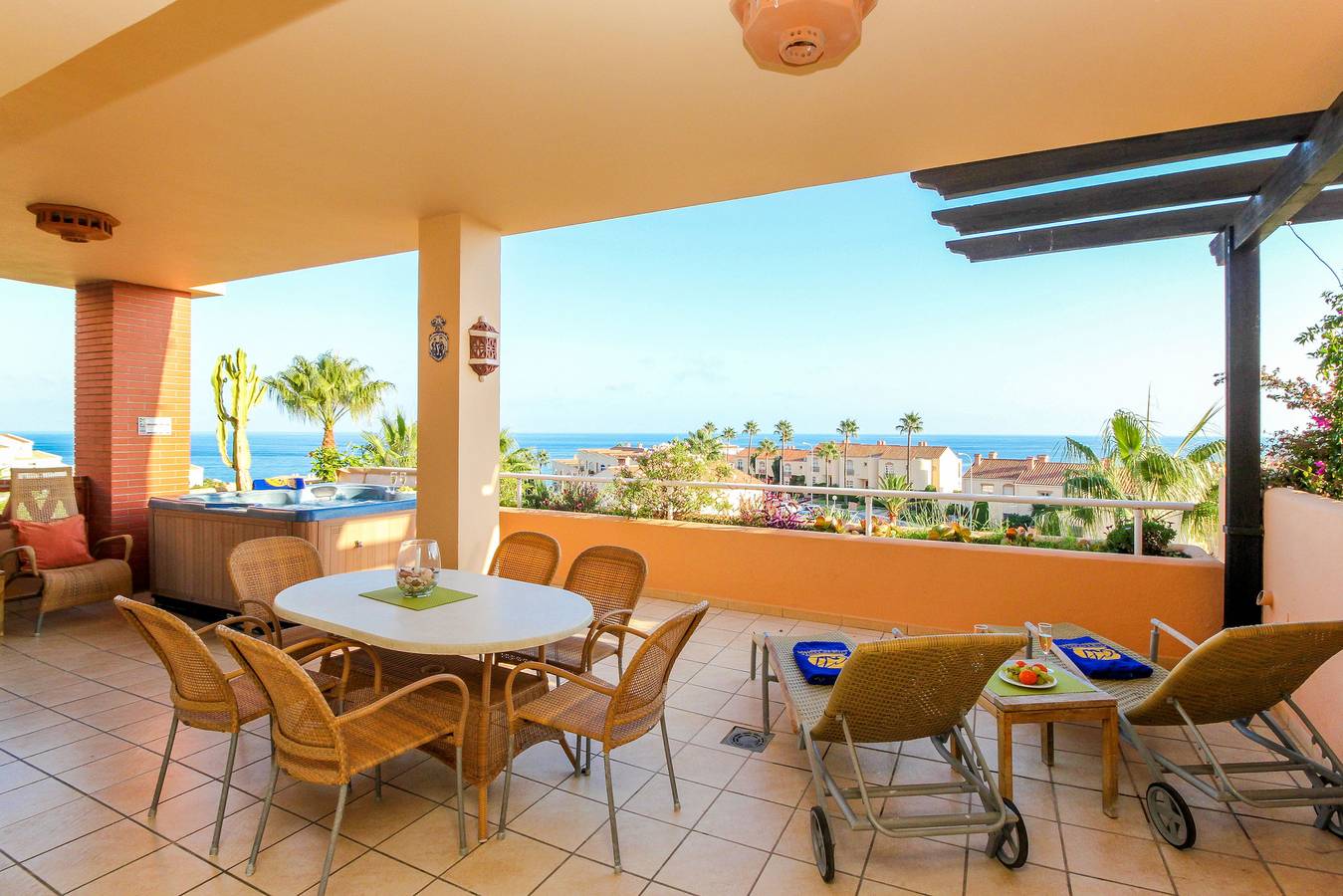 Entire apartment, Holiday luxury at Malibu Mansions, private hot tub in Playa El Bombo, Mijas