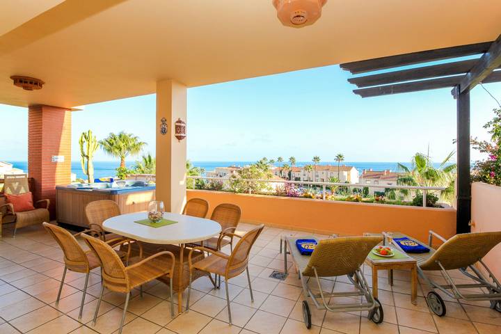 Entire apartment, Holiday luxury at Malibu Mansions, private hot tub in Playa El Bombo, Mijas
