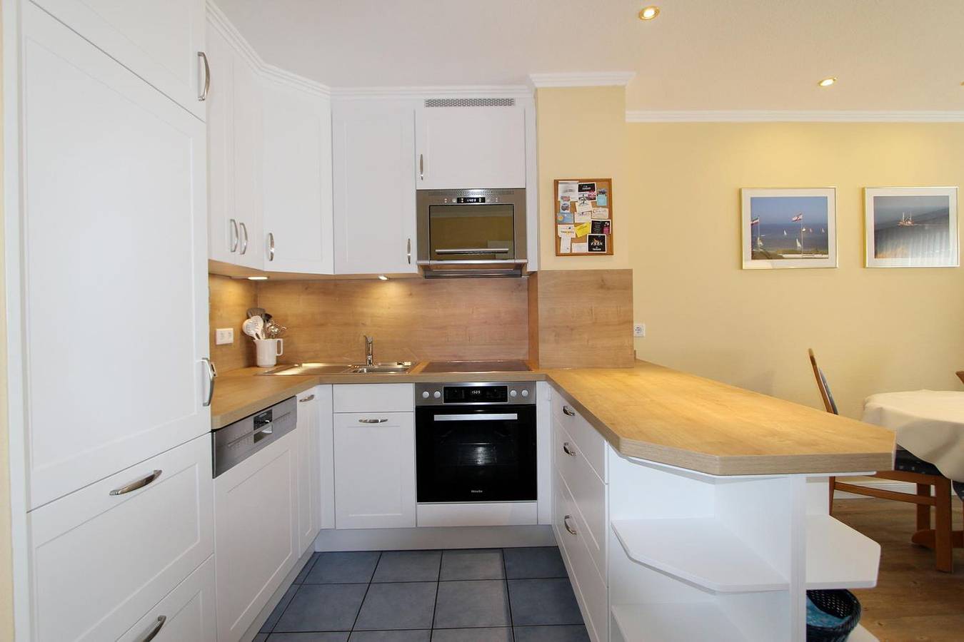 Ganze Wohnung, Stilvoll eingerichtete Ferienwohnung auf zwei Ebenen in direkter Strandlage in Wenningstedt, Sylt