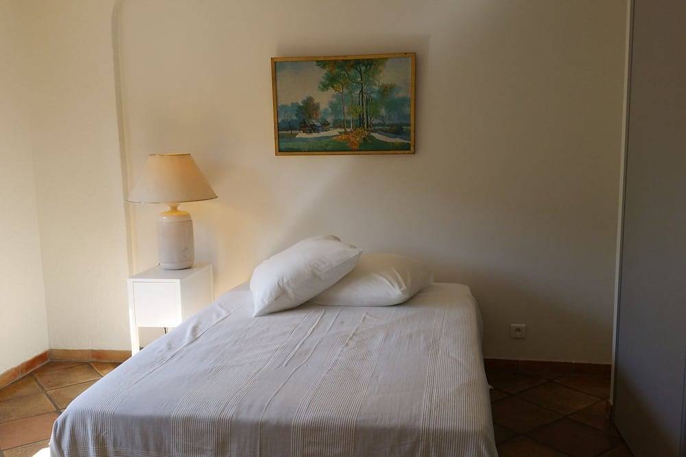 Ganze Wohnung, Apartment-Apartment-Ensuite-Blick auf den Hof in La Colle-sur-Loup, Mittelmeerküste (Frankreich)
