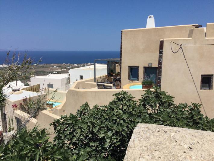 Apartment in A Hotel 'Fireplace' with Wi-Fi and Air Conditioning in Finikia, Santorini