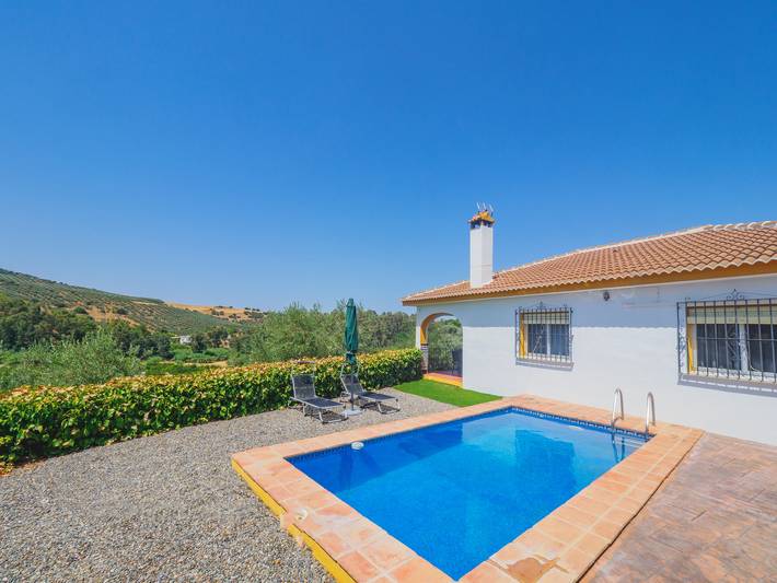 Chalet para 6 personas, con terraza además de jardín y piscina en Sierra de las Nieves - 4