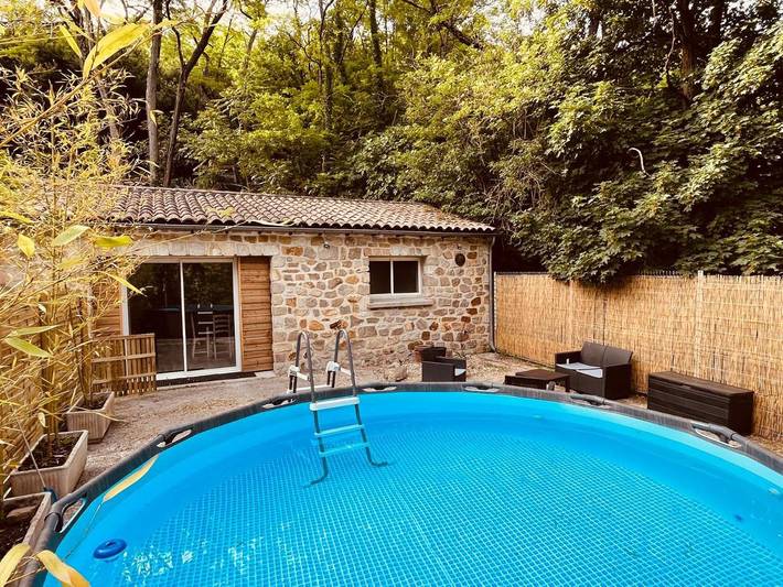 Location de vacances pour 7 personnes, avec Terrasse et Jardin ainsi que Piscine et Vue à Robiac-Rochessadoule