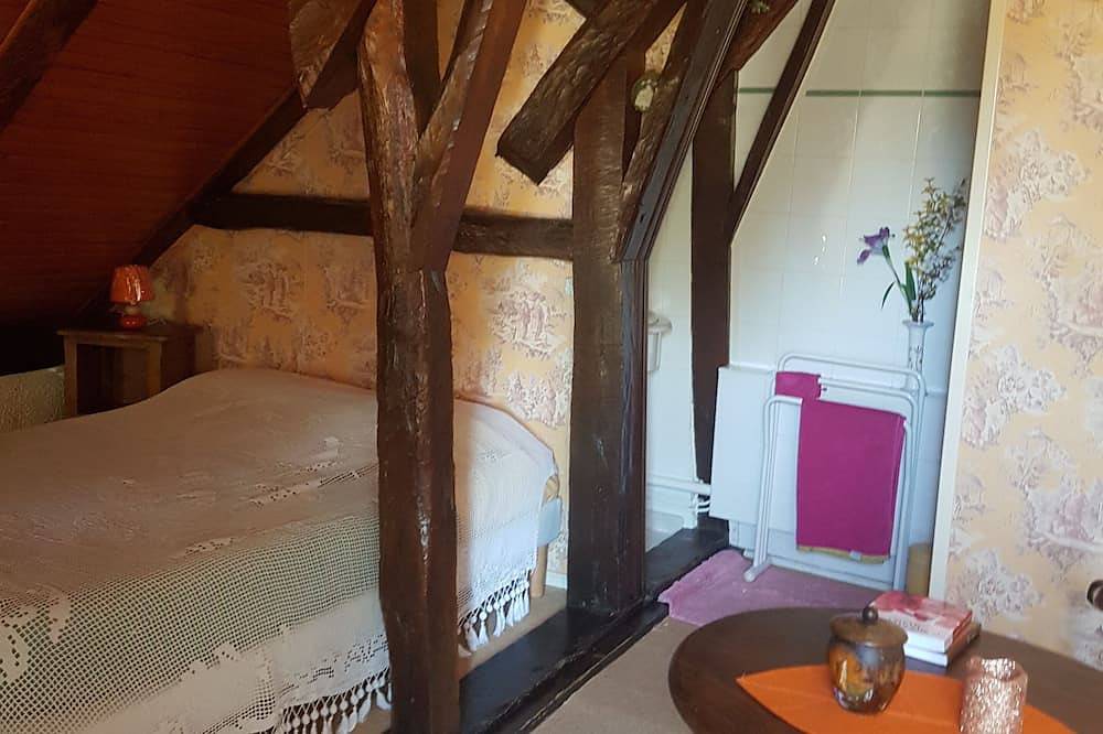 Chambre D' Hôte  Domaine de la Vigne Saignes15240, 300 metres de tous commerces in Saignes, Parc naturel régional des Volcans d'Auvergne