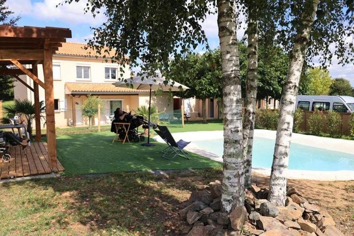 Location de vacances pour 14 personnes, avec terrasse et piscine, animaux acceptés à Bussière-Poitevine