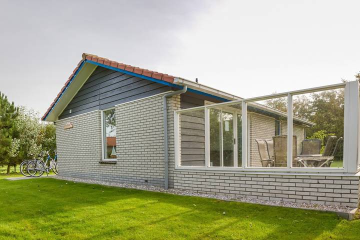 Bungalow für 4 Personen, mit Balkon/Terrasse und Terrasse sowie Garten und Pool auf Ameland