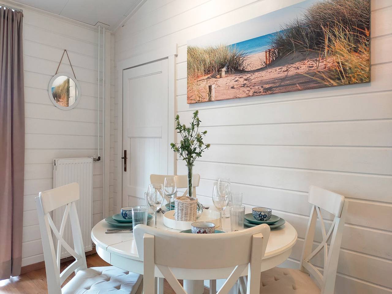 Holzhaus mit Garten und Sauna auf Park mit Pool in Niederländische Nordsee
