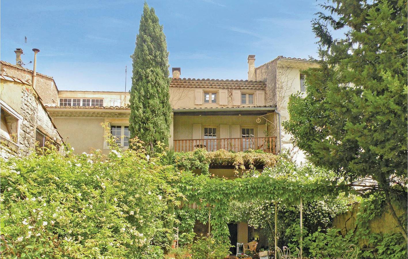 Vacation Rental for 5 Guests in Saint-Didier, Parc naturel régional du Mont-Ventoux