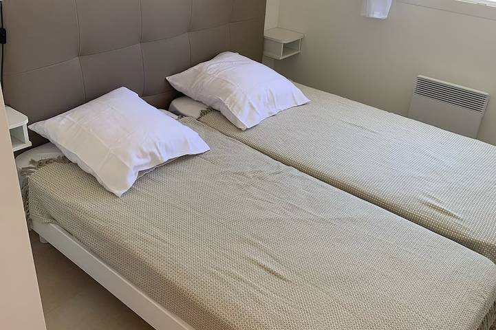 Ganze Wohnung, Prächtige neue 3-Zimmer-Wohnung im Erdgeschoss mit vollem Komfort, Zugang zum Strand und Pool in Marine de Bravone, Linguizzetta