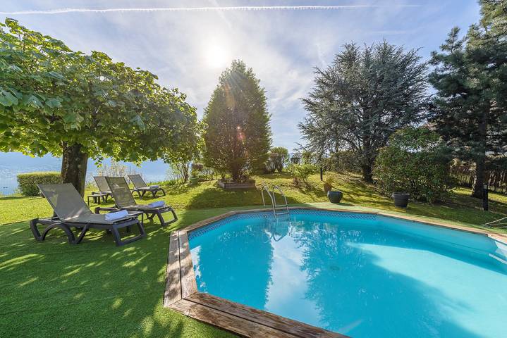Villa voor 8 personen, with zwembad and tuin as well as uitzicht op het meer in Haute-Savoie