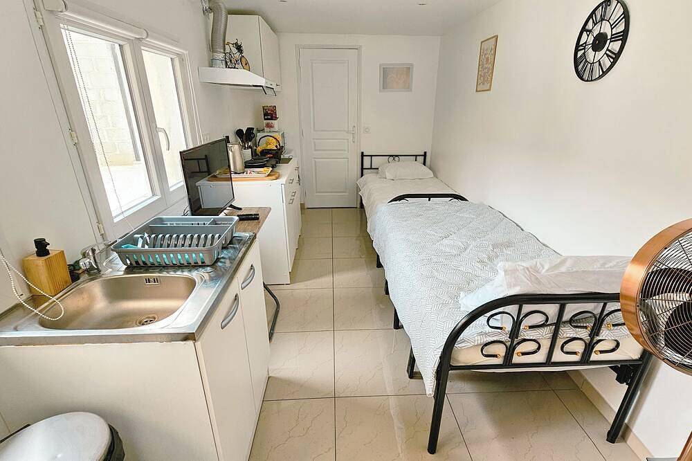 Entire apartment, Urban Rest – Netflix Studio 5 Min from Rer in Sevran, Seine-Saint-Denis