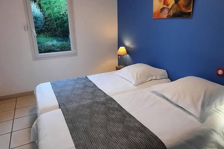 Gîte pour 4 personnes, avec jardin ainsi que terrasse et piscine, animaux acceptés à Lagnieu - 3