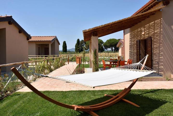 Appartamento per 6 persone, con giardino e piscina per bambini nonché panorama e piscina, con animali domestici a Vada