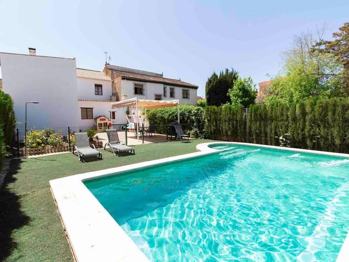 Casa de vacaciones para 10 personas, con jardín además de balcón y piscina - 1