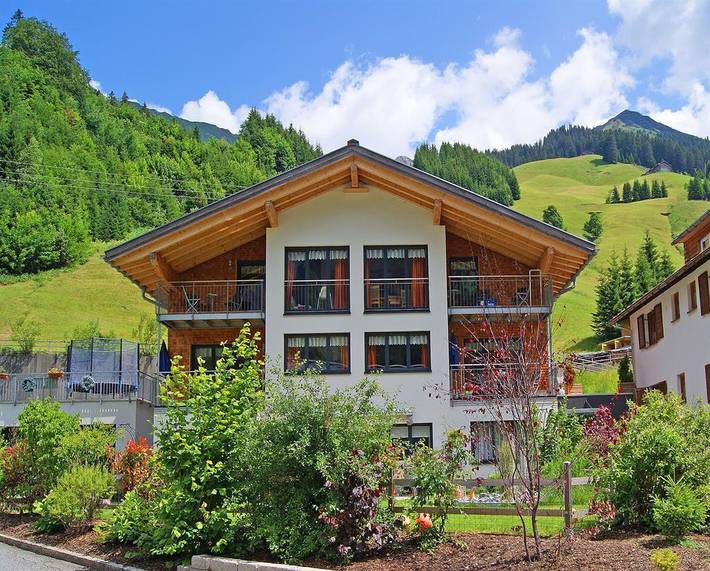 Ferienwohnung für 5 Personen, mit Balkon und Whirlpool sowie Garten und Sauna in Vorarlberg