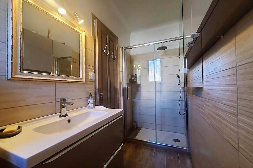 ''La Jolie Maison de Banne'' 4 ⭐, 3 chambres, piscine privée chauffée, 🛜, calme in Banne, Parc national des Cévennes