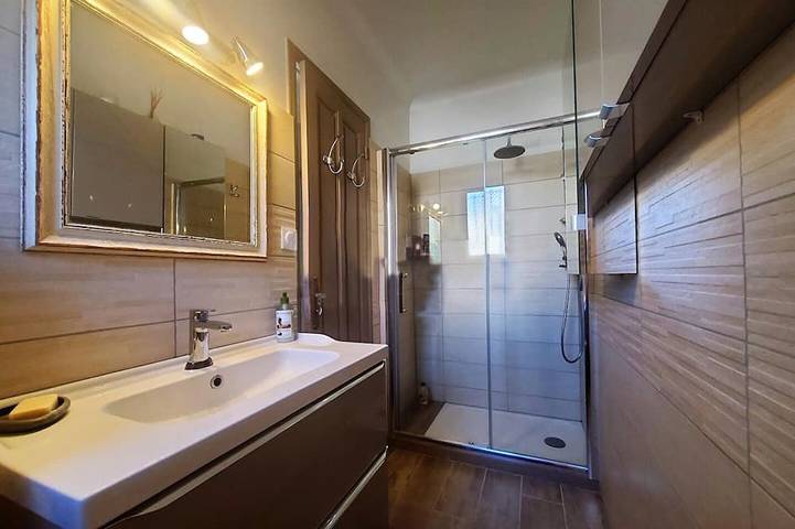 ''La Jolie Maison de Banne'' 4 ⭐, 3 chambres, piscine privée chauffée, 🛜, calme in Banne, Parc national des Cévennes