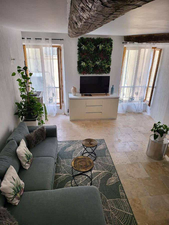 Appartement entier, Maison de village entièrement rénovée avec goût in Sillans-la-Cascade, Région de Brignoles