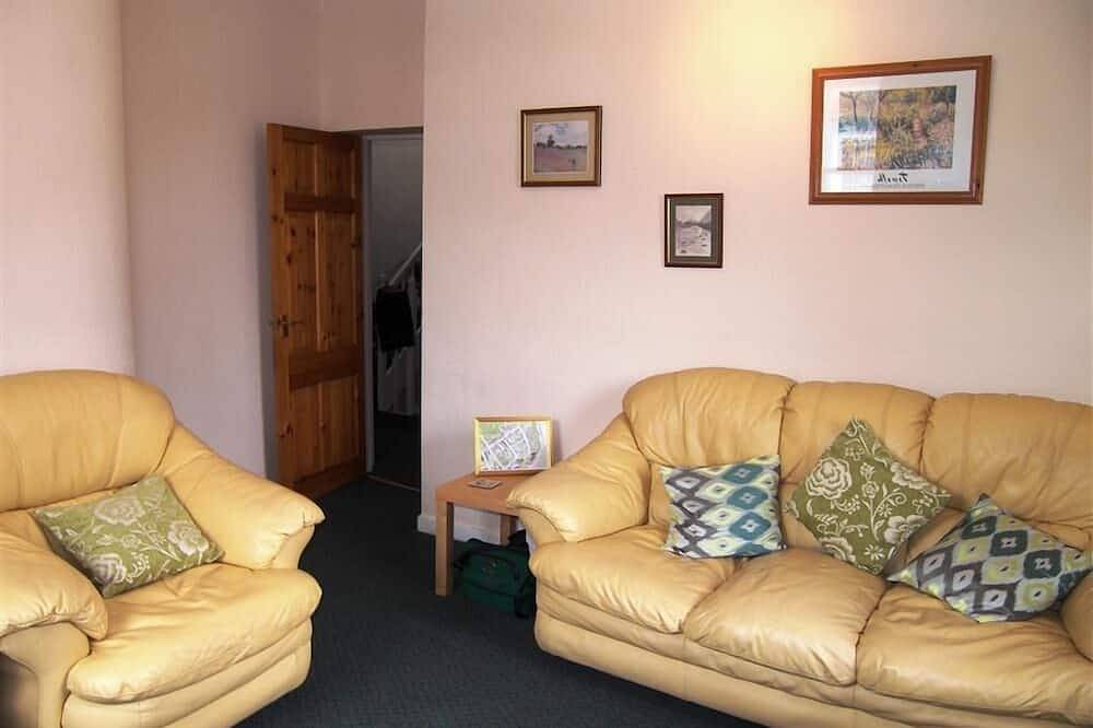 26 Castle Street -  an apartment that sleeps 5 guests  in 2 bedrooms in Kirkcudbright, Dumfries and Galloway