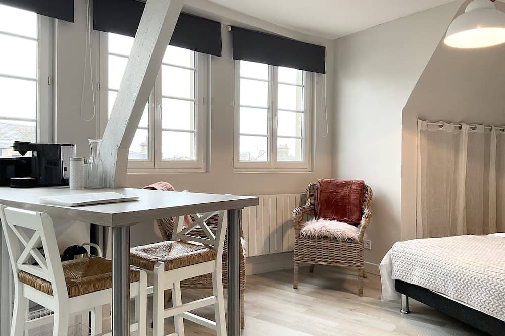 Entire apartment, Bright apartment with harbor views in Port-en-Bessin-Huppain, Bayeux region