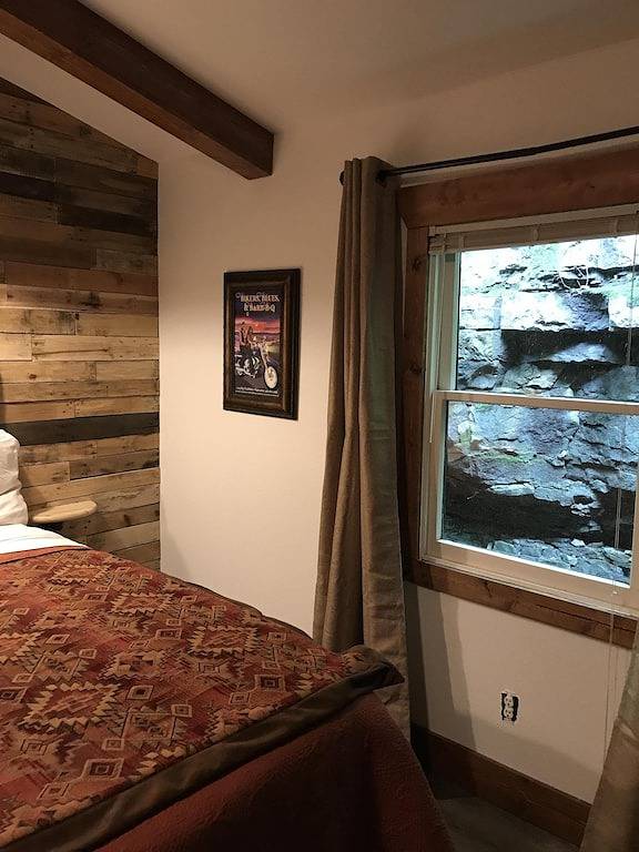 Historische Main St Wooded Bluff & Large Private Deck Luxusunterkunft für bis zu 6 in Eureka Springs, Carroll County (AR)