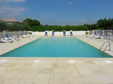 Gîte pour 4 personnes, avec piscine et terrasse à Lanas