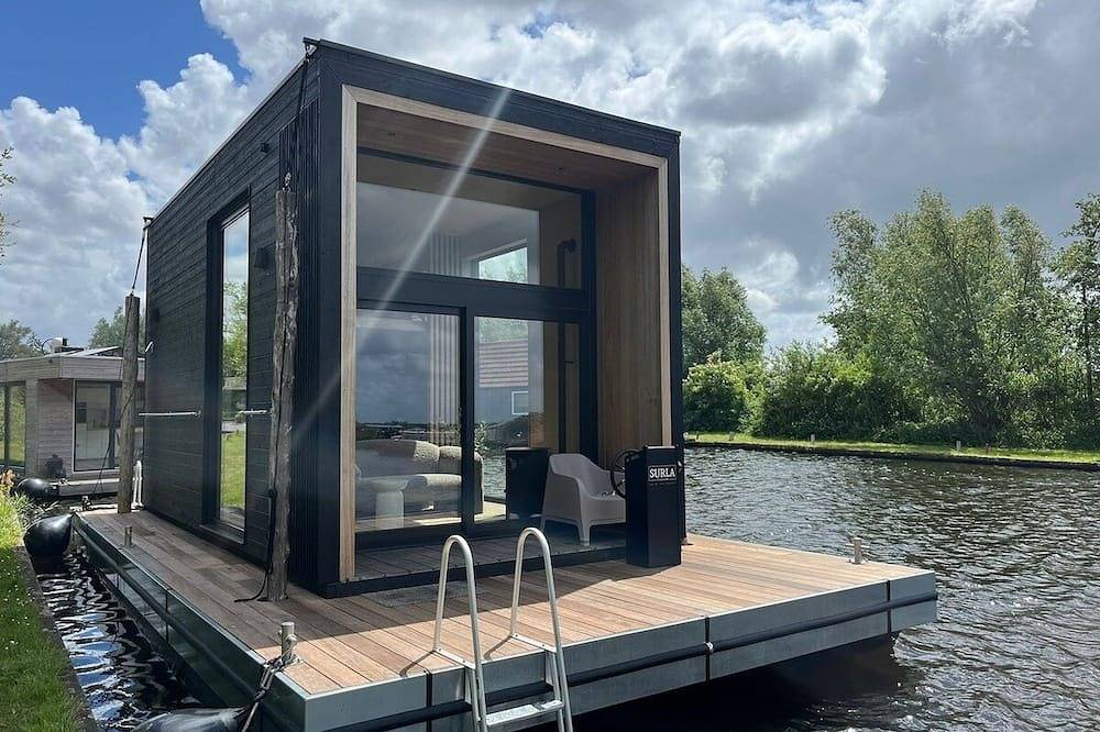 Boutique Houseboat Stay – Romantic Getaway for Two in Monnickendam, Markermeer