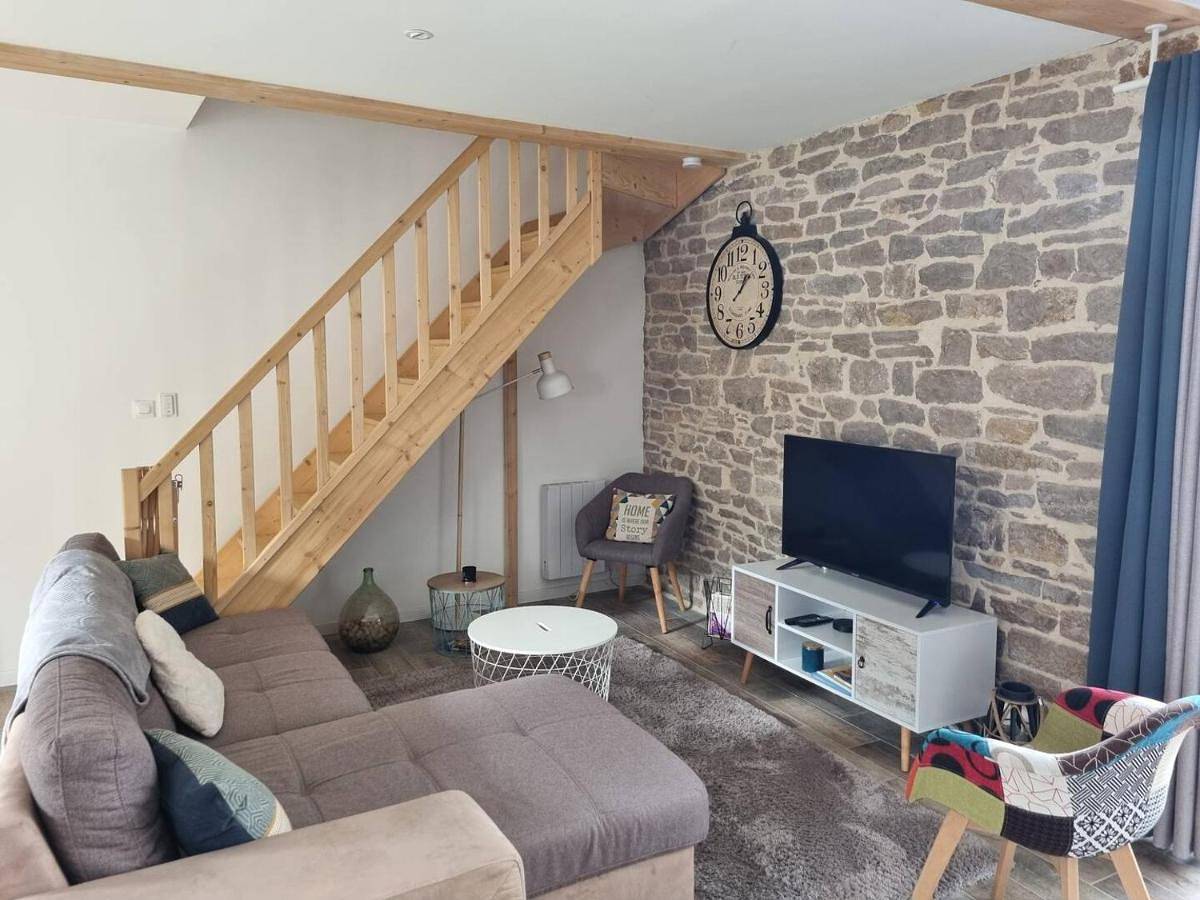 Appartement entier, Apartment with Terrace in Hières-sur-Amby, Région de La Tour-du-Pin