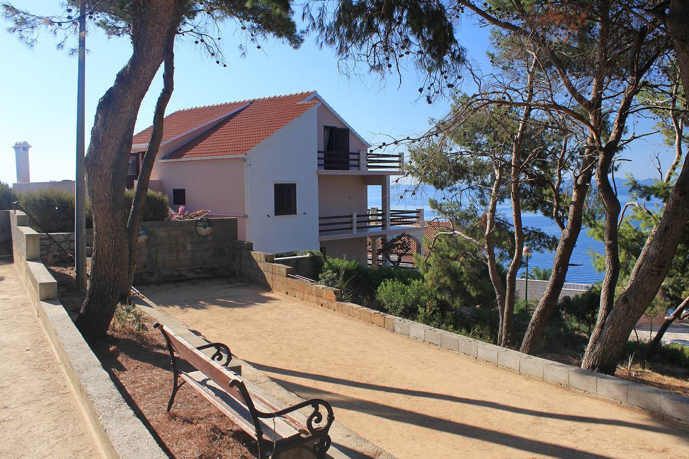 Ganze Wohnung, 2-Zimmer-Ferienwohnung mit Terrasse und Meerblick Zavalatica, Korcula A-9137-a in Čara, Korcula