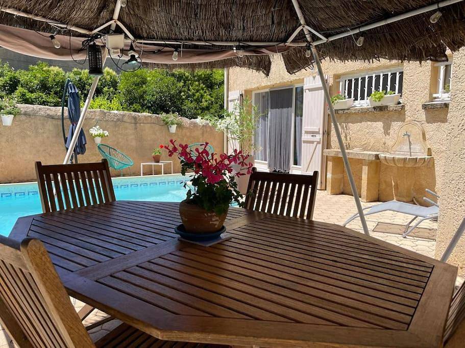 Appartement entier, Grand studio avec piscine au coeur du village in Le Puy-Sainte-Réparade, Région d'Aix-en-Provence