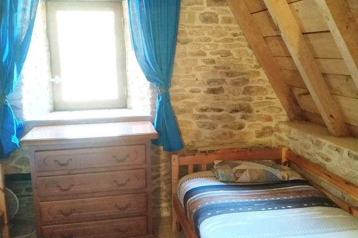 Gîte pour 6 personnes, avec terrasse ainsi que piscine et jardin à Proissans - 4