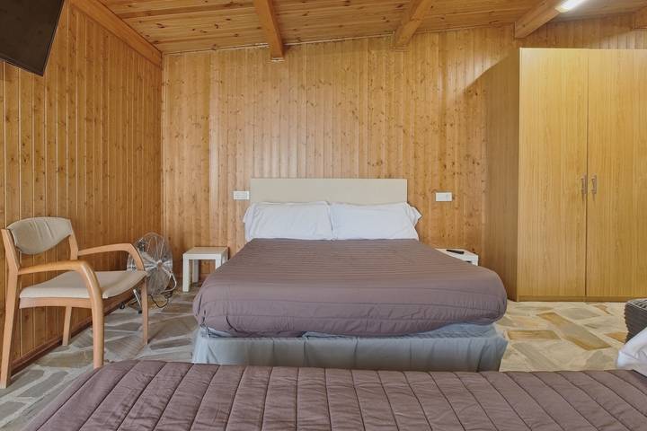 Habitación 'Casa Jardín Habitación Doble L' con piscina compartida, terraza y jardín compartido in Monforte de Lemos, Reserva da Biosfera Ribeira Sacra e Serras do Oribio e Courel