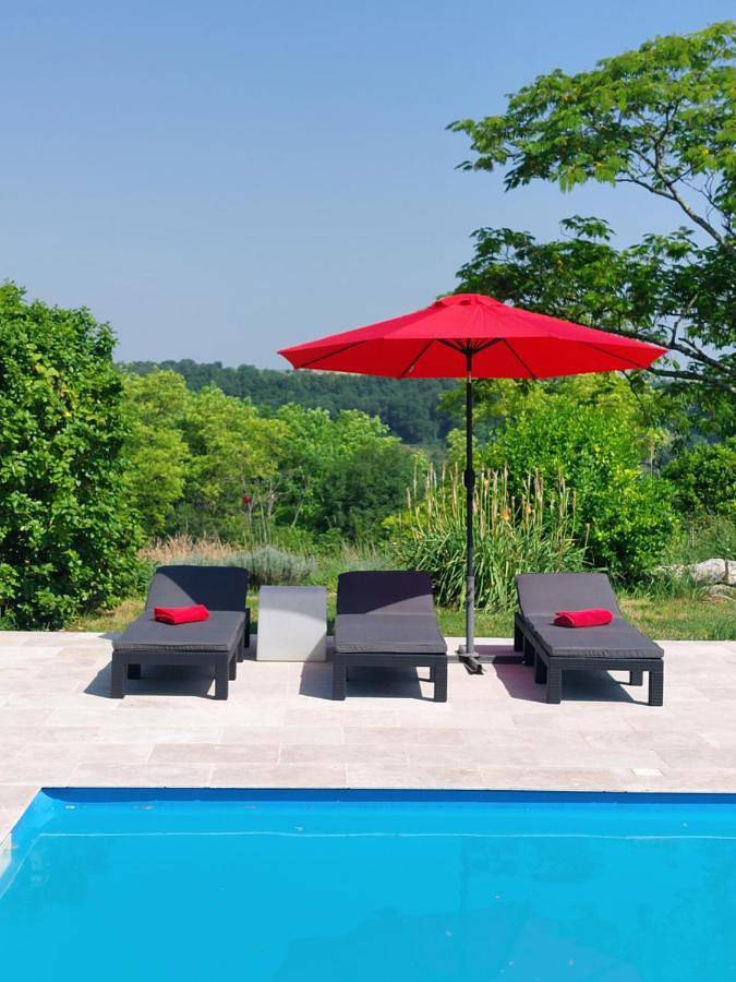 Location de vacances pour 2 personnes, avec vue ainsi que piscine et jardin à Lacour