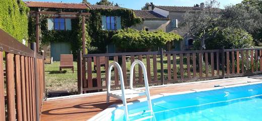 Gîte pour 3 personnes, avec piscine ainsi que jardin et vue à Mouriès
