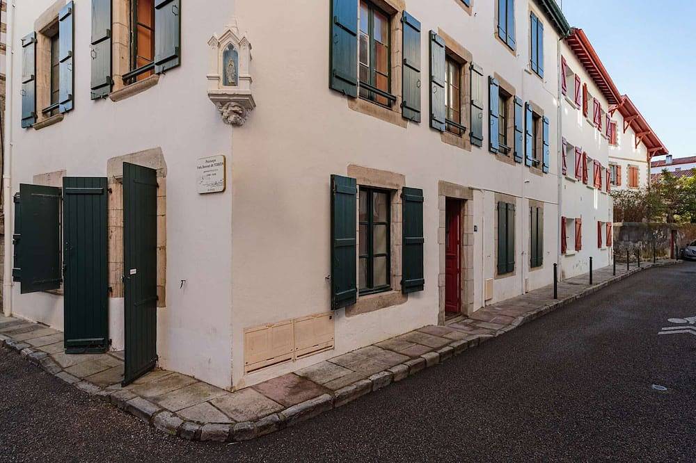 Entire apartment, Modern Studio in Historic Center of Ciboure in Ciboure, Bayonne region